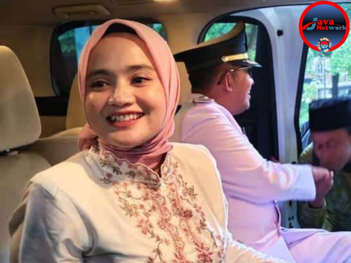 Istri Bupati Sumenep, Hj. Rr. Nia Kurnia Fauzi Saat Mendampingi Bupati Sumenep Menuju Pelantikan Kepala Daerah di Istana Jakarta, Kamis (20/2/2025)