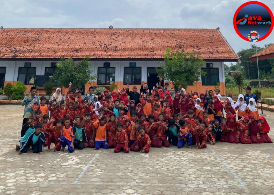 Foto Bersama Tiktoker Kondang & Seniman Sumenep Bersama Kepala Sekolah Panaongan III Kecamatan Pasongsongan Beserta Anak Didiknya, Kamis (20/02/2025)