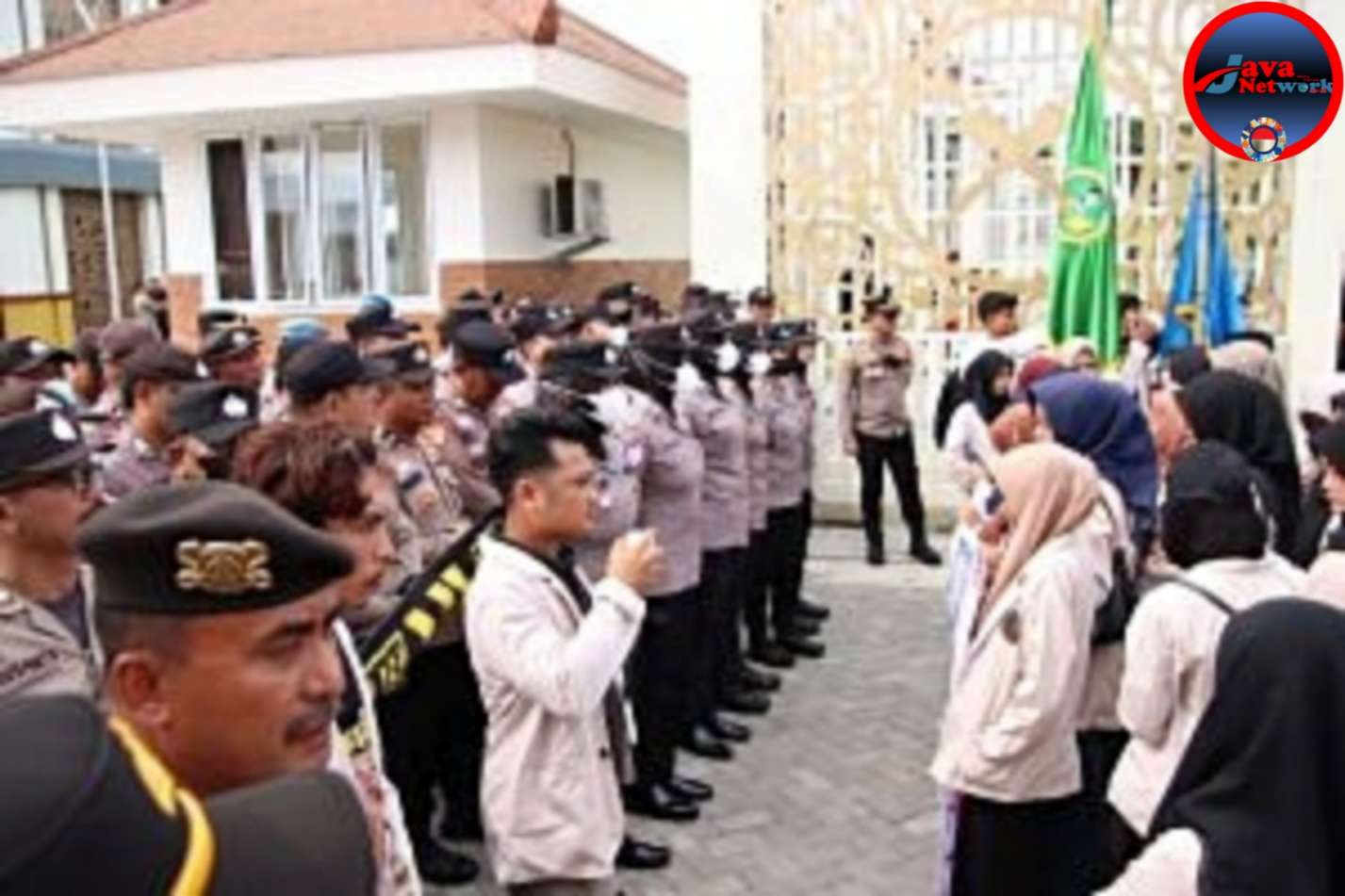 Mahasiswa UNIBA Madura Geruduk DPRD Sumenep, Polisi Kawal Ketat Aksi Damai