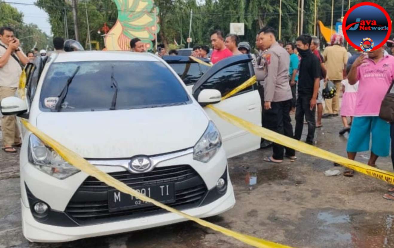 Saat Mobil Kebakaran di Depan Masjid Jamik Sumenep