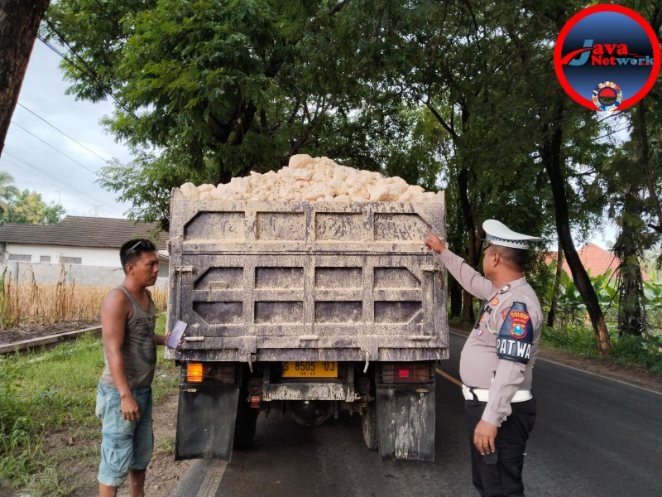 Satlantas Sumenep Sikat Truk Nakal! Muatan Tanah Sirtu Tanpa Terpal Ditindak Tegas