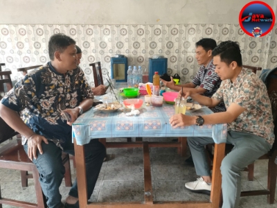 Ketua GNPK Sumenep Anang Hendro Prasetyo Bersama Pengusaha Keris Aeng Tongtong R Di Warung Kaldu Kokot Parsanga, Kamis (27/02/2025)