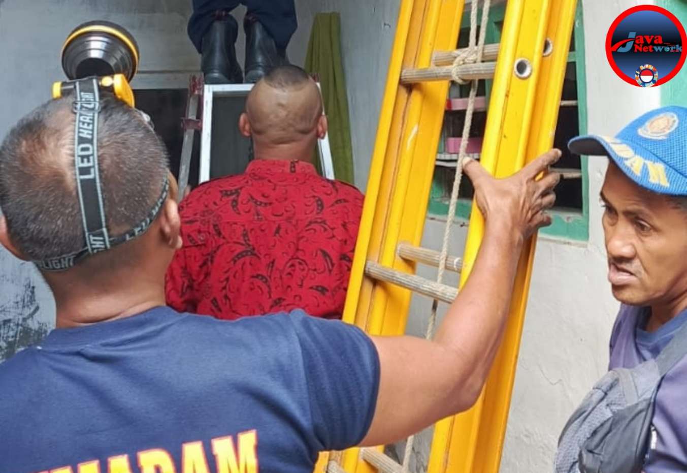 Petugas Damkar Satpol PP Sumenep Saat Mengevakuasi Biawak Di Rumah Kabiro Panji Nasional Net, M. Rokip, Jum'at (28/02/2025)