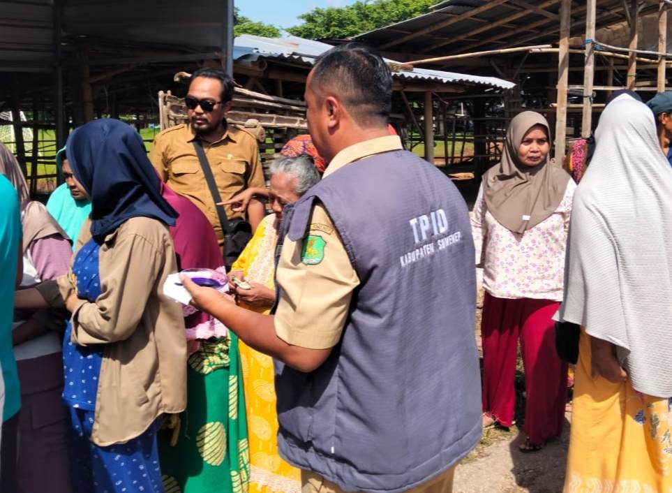 Pegawai Diskop UKM Perindag Kabupaten Sumenep Misraji Saat Melayani Pembeli di Acara Operasi Pasar