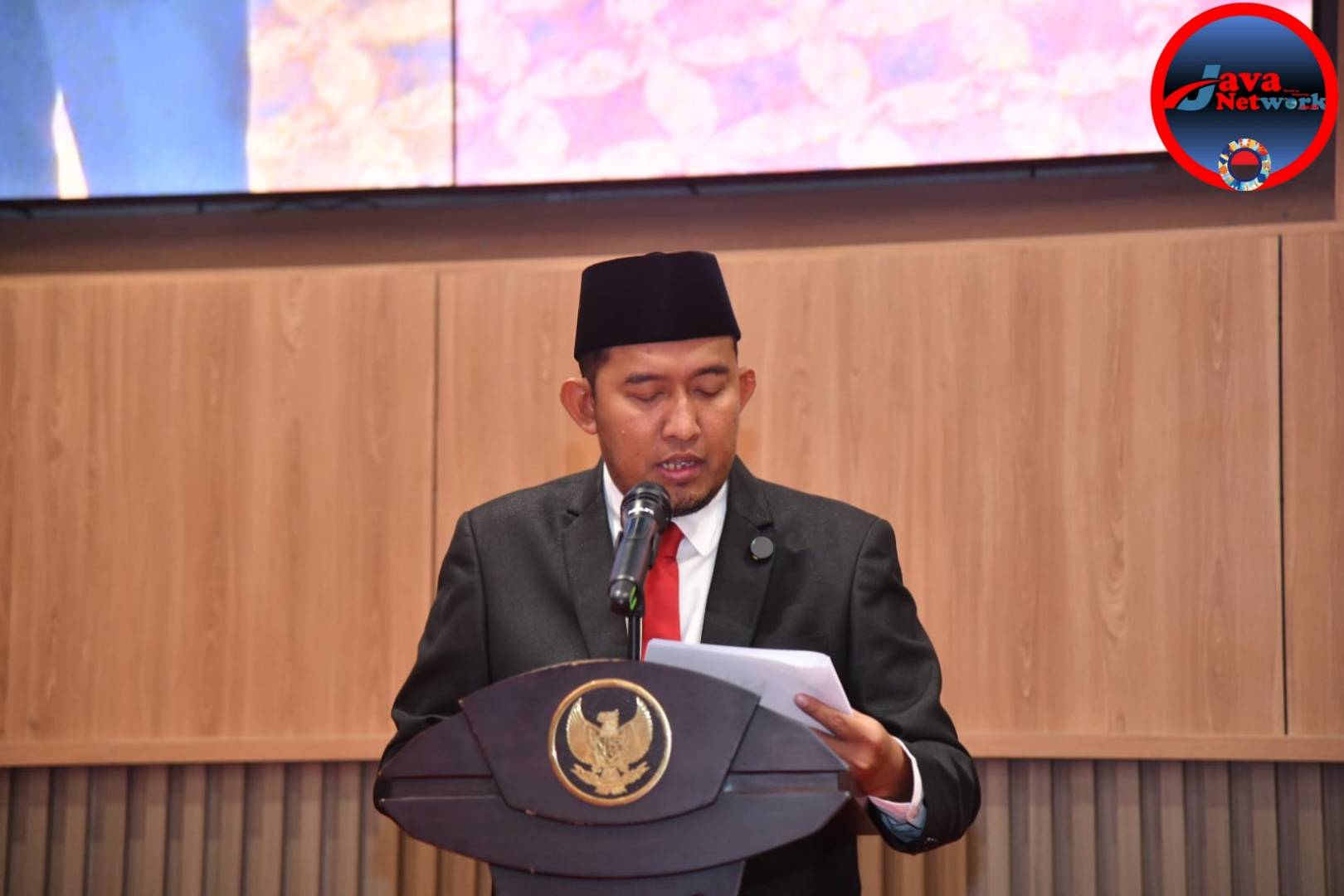 Bupati Sumenep Achmad Fauzi Wongsojudo Saat Membacakan Visi Misi Pada Rapat Paripurna DPRD Sumenep, Senin (03/03/2025)