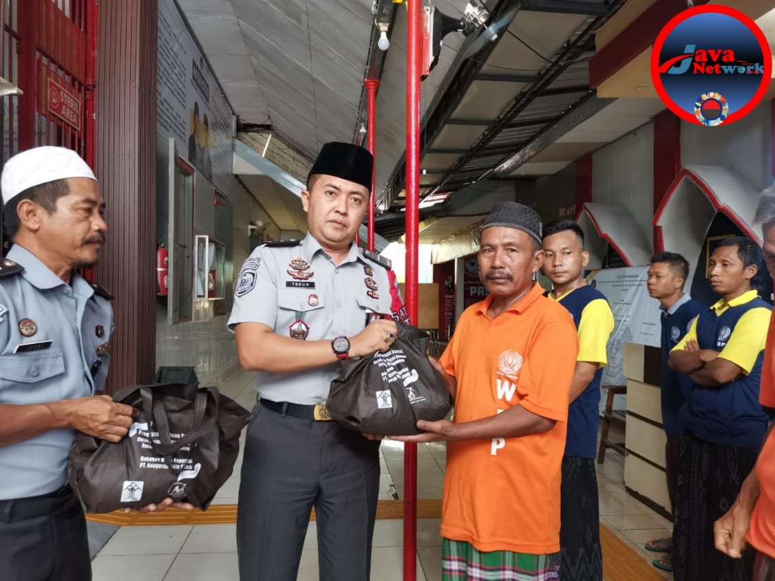 Kepala Sub Seksi Pelayanan Tahanan Rutan Sumenep Teguh Efendi SH Saat Memberikan Santunan Simbolis Kepada Warga Binaan 