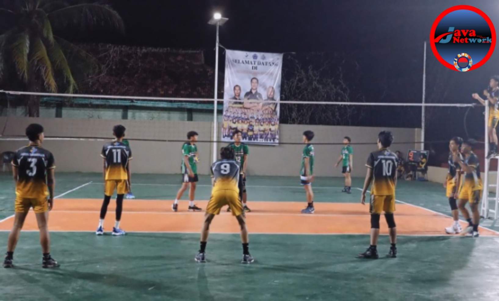 Suasana Pertandingan Tim Bola Voli Arya Wiraraja Unija vs Tim Bola Voli UNIBA, Rabu (05/03/2025) malam