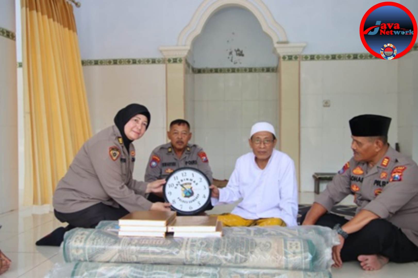 PS Kabag SDM dan Kasat Binmas Polres Sumenep Saat Mengunjungi Ponpes Darut Tayibin Desa Saroka Kecamatan Saronggi, Kamis (06/03/2025)