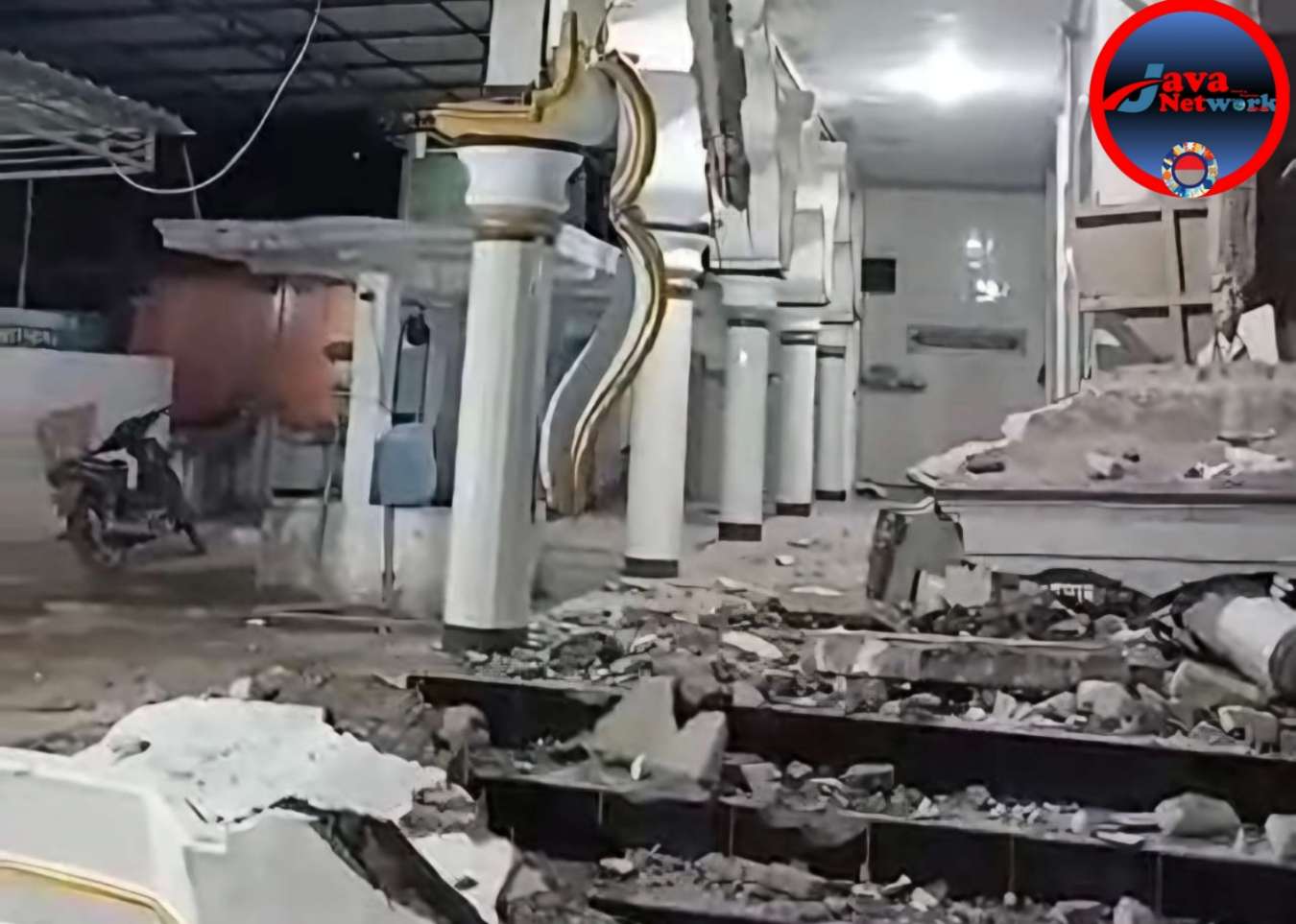 Suasana Teras Runtuh di Masjid Baiturrahman Desa Brakas Kecamatan Raas