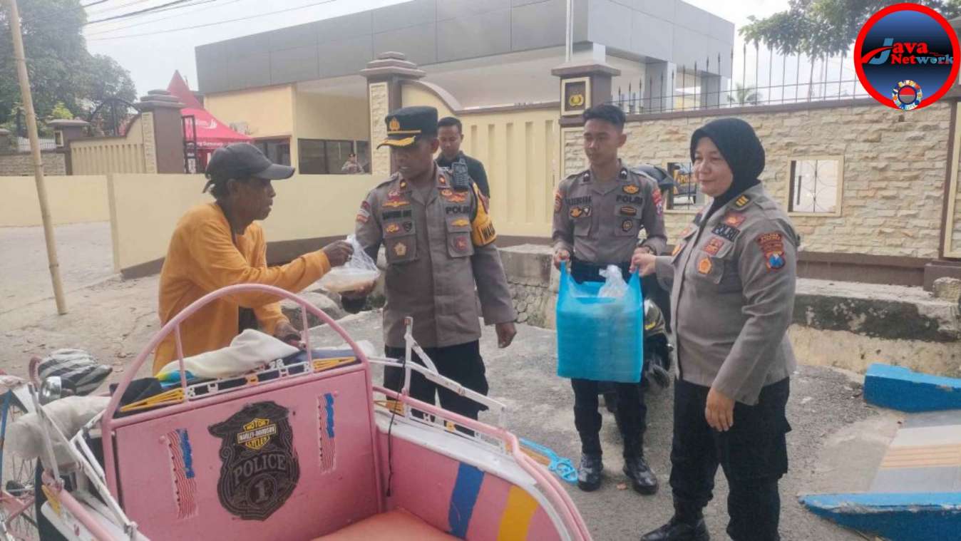 Wakapolres Sumenep Kompol Masyur Ade, SIK, MH dan Kabah SDM AKP Widiarti SH Saat Bagikan Takjil Jelang Buka Puasa di Bulan Ramadhan 1446 H
