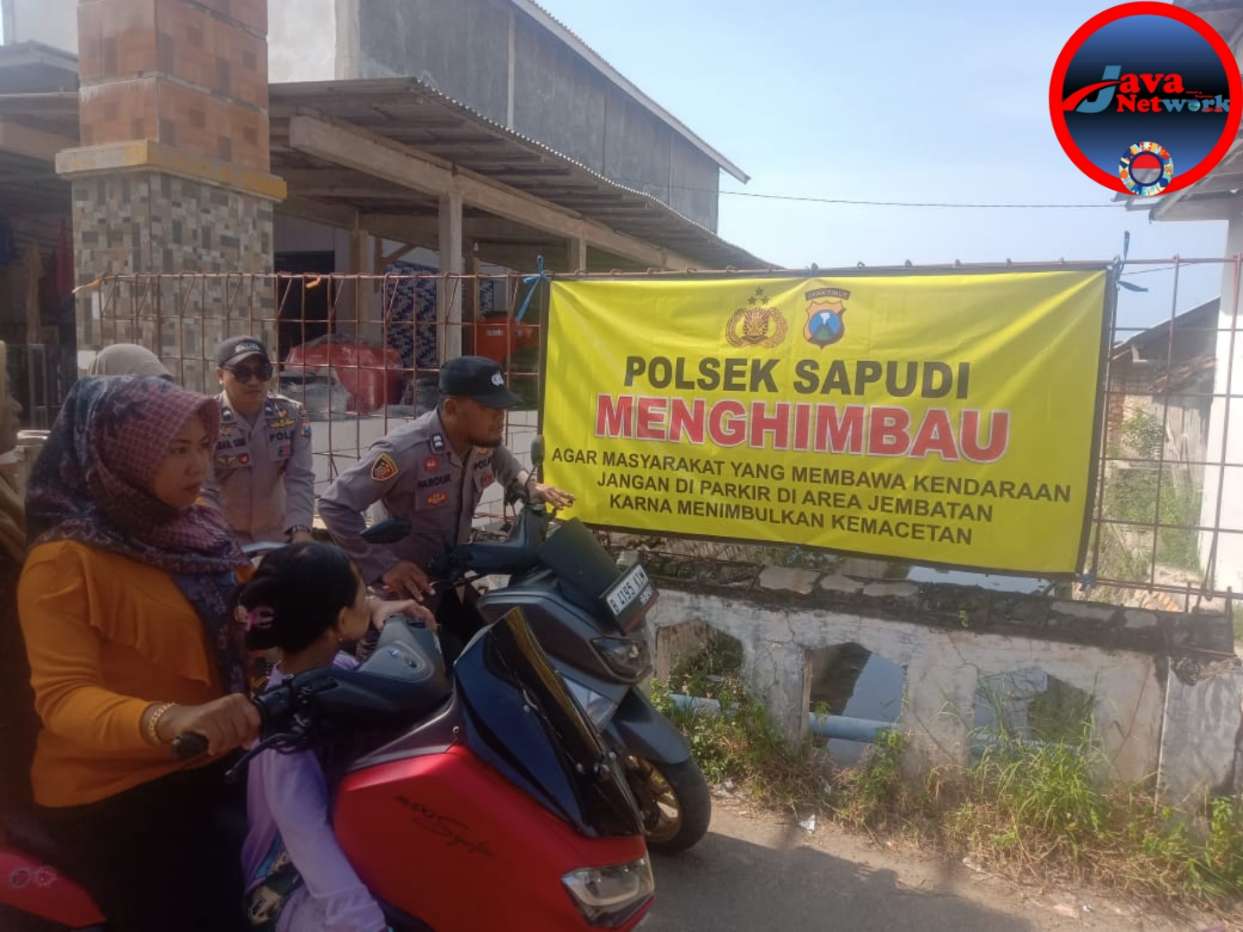 Forpimka Gayam Bergerak! Tertibkan Parkir Liar Demi Kelancaran Ramadan di Pasar Gayam