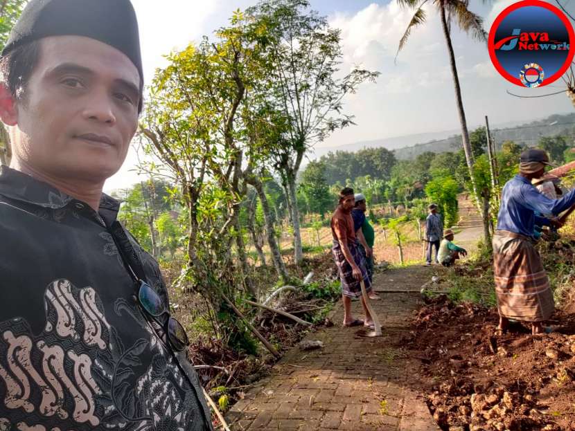 Owner Media Online Sekaligus Jurnalis Senior Sumenep Ferry Arbania Yang Bergandeng Tangan Bersama Warga Memperbaiki Jalan Menuju Asta Beringin Di Desa Ketawang Karay