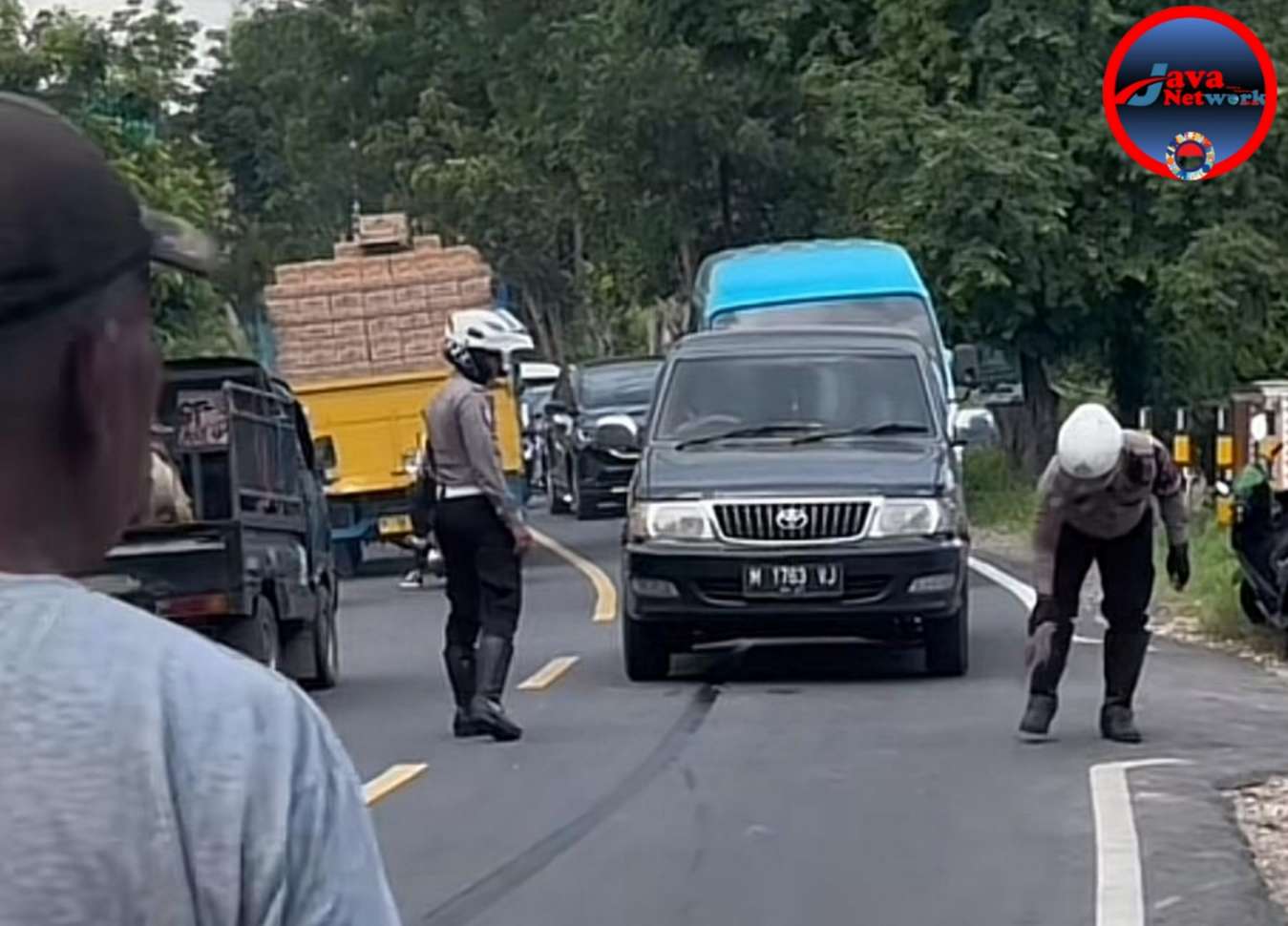 Di Bawah Terik Matahari dan Lapar Puasa, Tim Elang Satlantas Sumenep Tak Sekadar Menyapu Kaca, Tapi Menjaga Nyawa