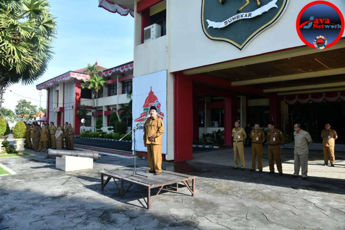 Wakil Bupati Sumenep KH. Imam Hasyim Saat Pimpin Apel Upacara Gabungan di Halaman Kantor Pemkab Sumenep, Senin (10/03/2025)