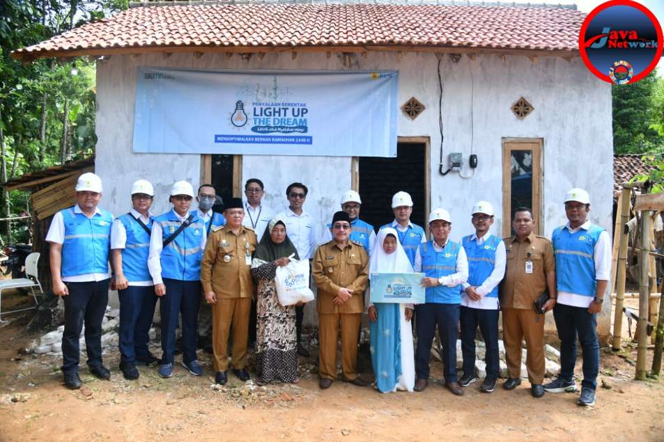 PLN Terangkan Madura, Ramadhan 1446 H 36 Keluarga Pra Sejahtera di Sumenep dapat Listrik Gratis
