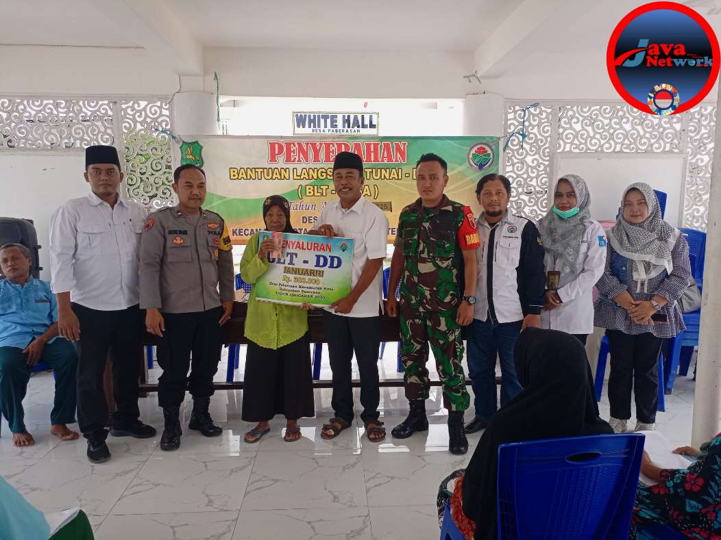 Kades Paberasan Rachman Saleh, SE Saat Menyalurkan BLT DD Periode Januari Maret 2025 di Kantor Balai Desa 