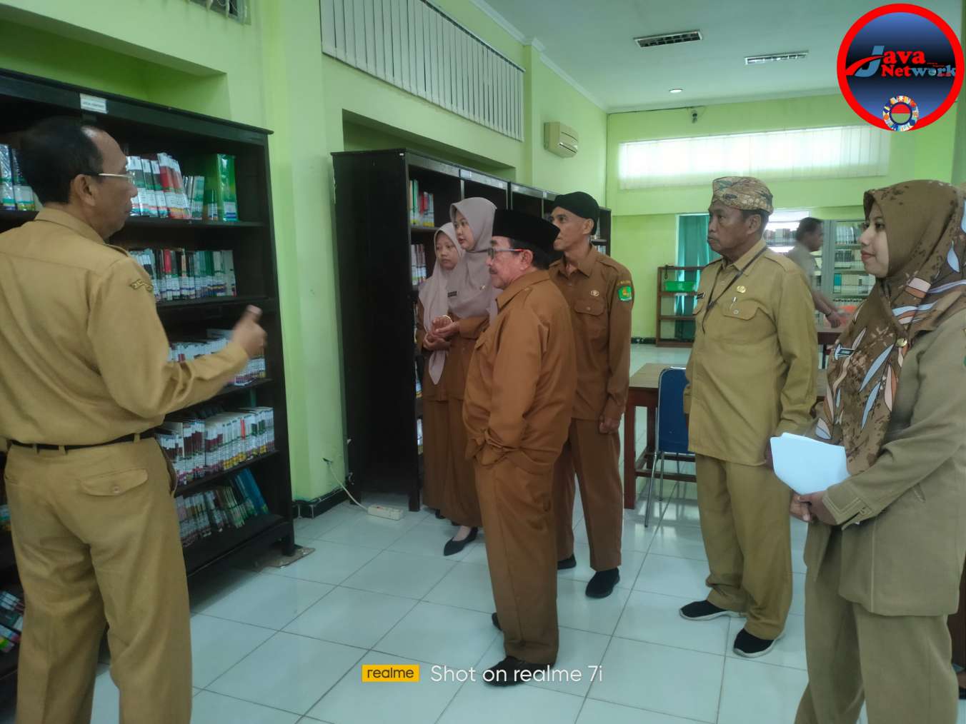 Wabup Sumenep KH. Imam Hasyim ditemani Asisten III Setdakab Ferdiansyah Tetrajaya dan Kadispusip Sumenep Rudi Yuyianto 