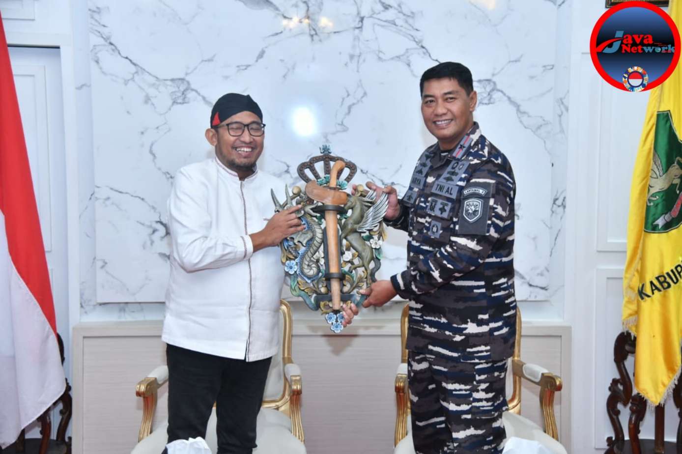 Bupati Sumenep Achmad Fauzi Wongsojudo Saat Menerima Kunker Danlantamal V Laksma TNI Arya Delano di Paseban Agung Keraton Sumenep, Senin (10/03/2025)
