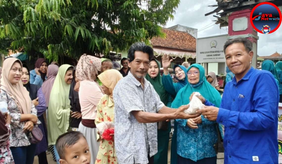 Pj. Kepala Desa Pamolokan Ahmad Zayadi Saat Membagikan Takjil Bersama TP PKK Desa Pamolokan, Jum'at (14/03/2025)