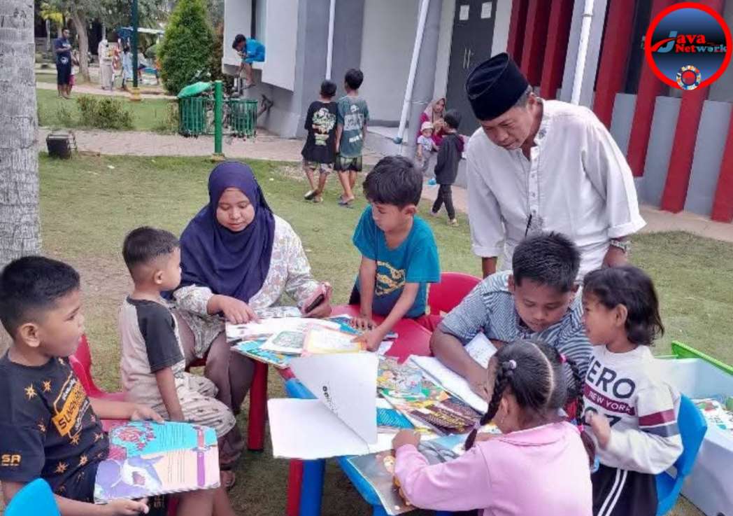 Ngabuburit Bermanfaat, Perpusling Dispusip Sumenep Hadir di Taman Tajamara