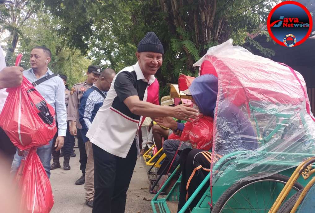 Ketua Banggar DPR RI MH.. Said Abdullah Saat Berbagi Bersama Ratusan Abang di Kota Keris Sumenep, Selasa (18/03/2025).