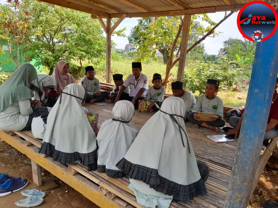 Perpusling Dispusip Sumenep Hadir di MI Hubbul Wathon, Menyemai Cinta Literasi di Hati Anak Didik