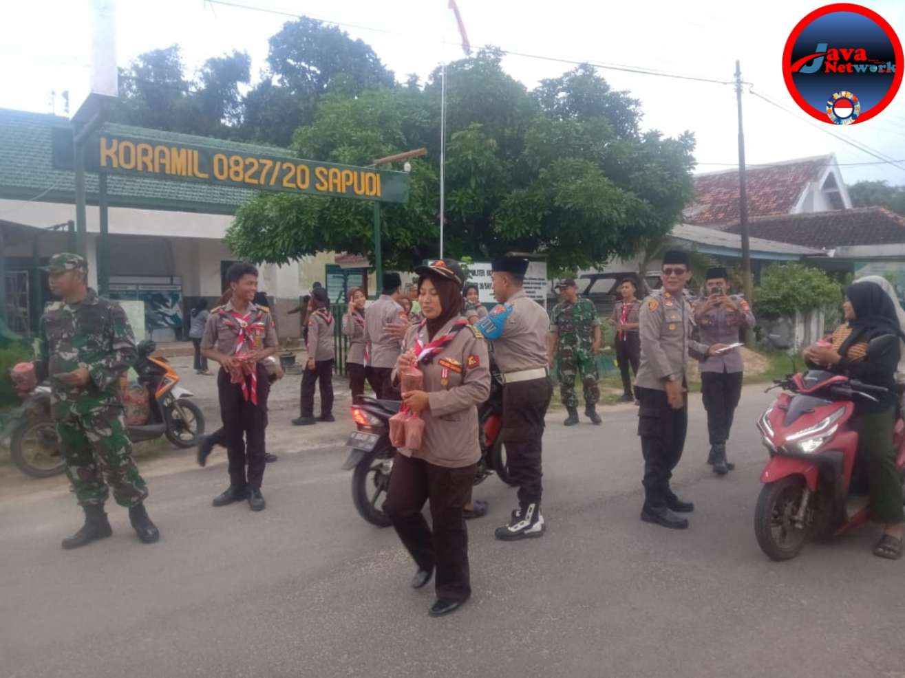 Indahnya Berbagi di Bulan Suci, Sinergi TNI-Polri di Sapudi Tebar Kebaikan dengan Takjil Gratis