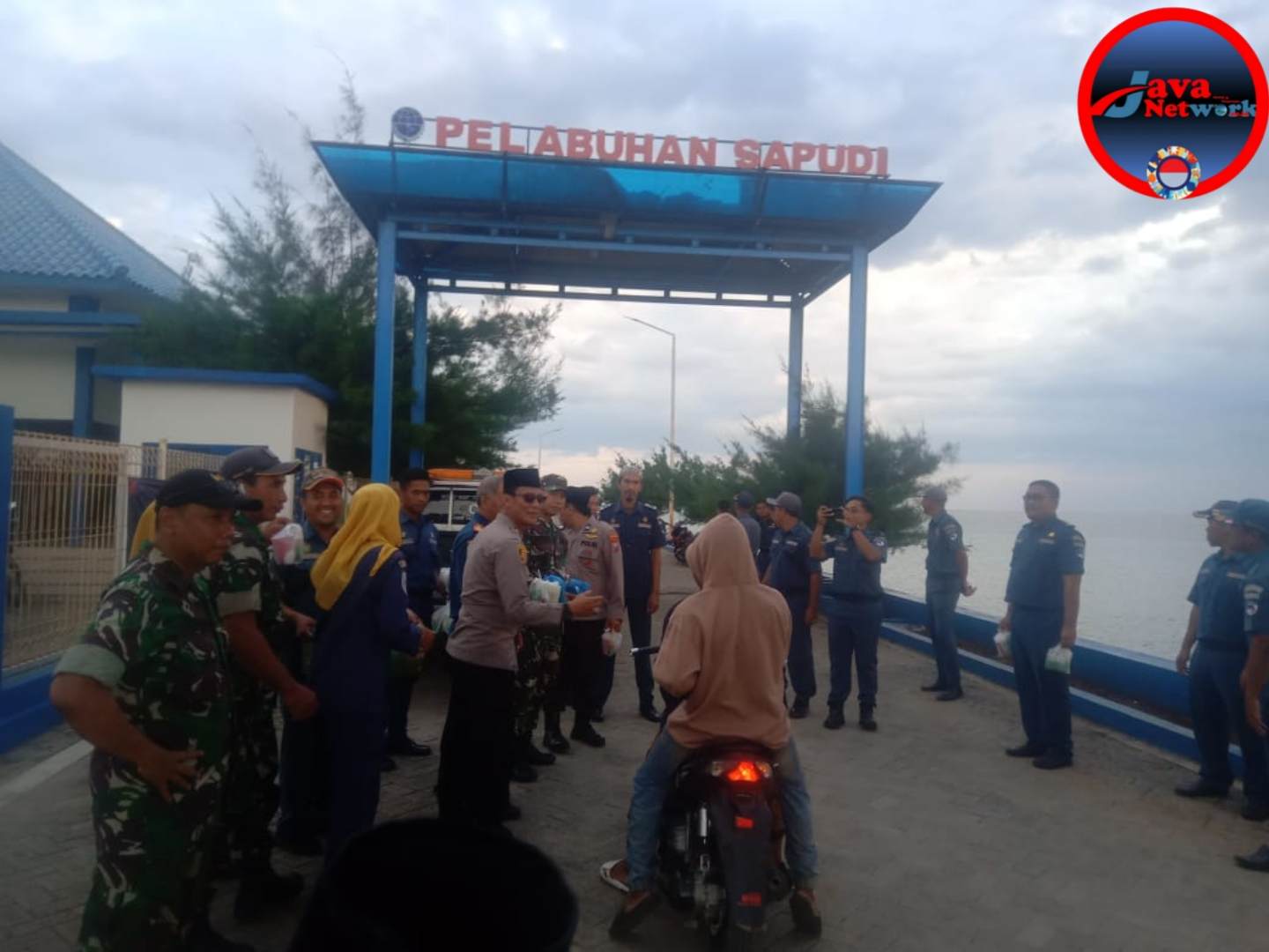 Berkah Ramadhan di Sapudi: UPP Kelas III Tebarkan Kepedulian dengan Takjil Gratis