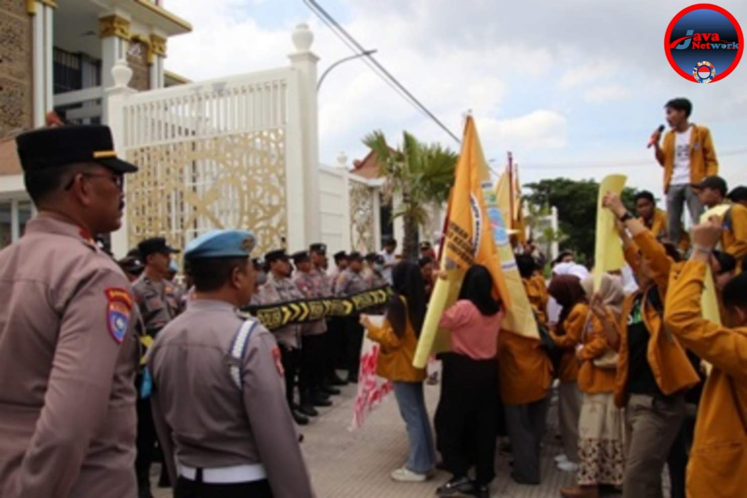 BEM-KM Universitas Wiraraja Demo DPRD Sumenep, Polisi Lakukan Pengamanan Ketat, Kamis (20/03/2025