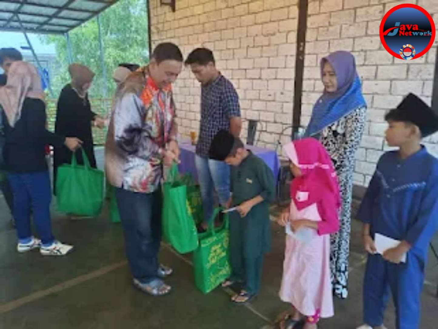Sweet Models Berbagi Takjil dan Santunan di Sumenep, Azam Khan: Semoga Membawa Berkah Bertempat di Cafe Ayoka Sumenep, Kamis (20/03/2025)