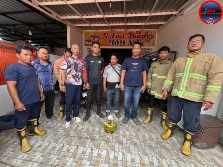 Tim Damkar Satpol PP Sumenep Saat Mengevakuasi Tabung Gas Penyebab Kebakaran di Dapur di Desa Pangarangan