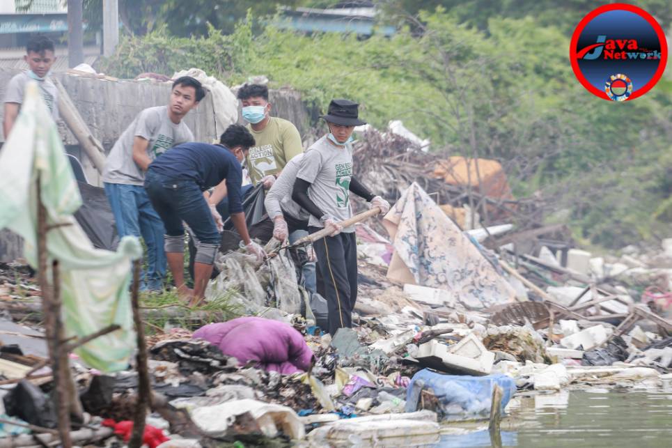 Ketua GEN Jatim Moh. Romli Bersama Anggotanya Saat Bersih2 Sungai di Lingkar Barat Batuan