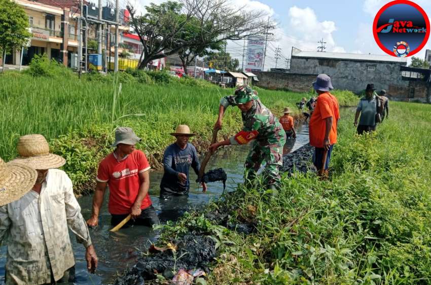 Babinsa Posramil Batuan Bersama Petani Bersihkan Irigasi Sawah di Desa Gunggung