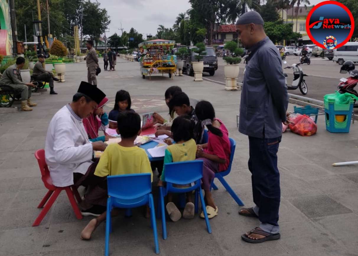 Ngabuburit Literasi di Taman Adipura: Perpusling Dispusip Sumenep Hidupkan Ramadan dengan Buku