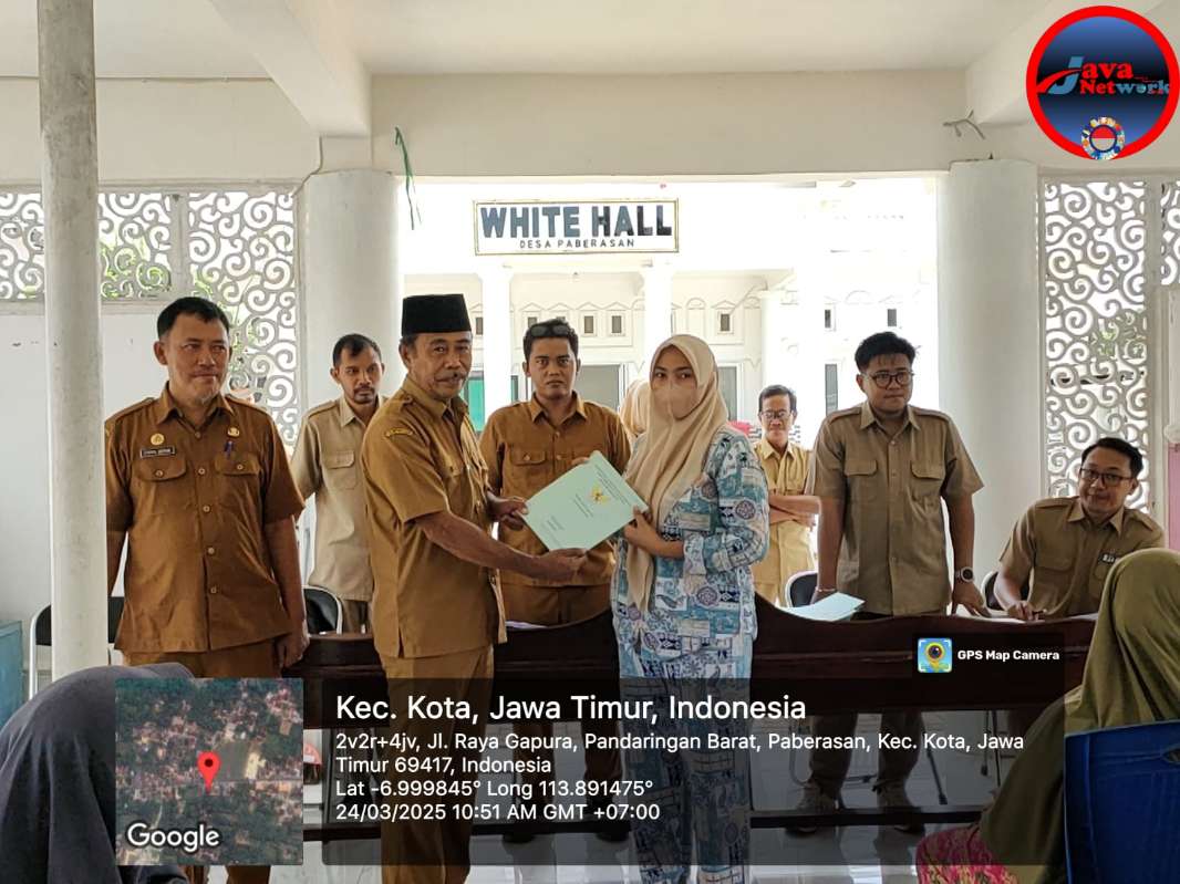 Kades Paberasan Kecamatan Kota Rachman Saleh SE Saat Menyerahkan Sertifikat Tanah Kepada Salah Warganya, Senin (24/03/2025)