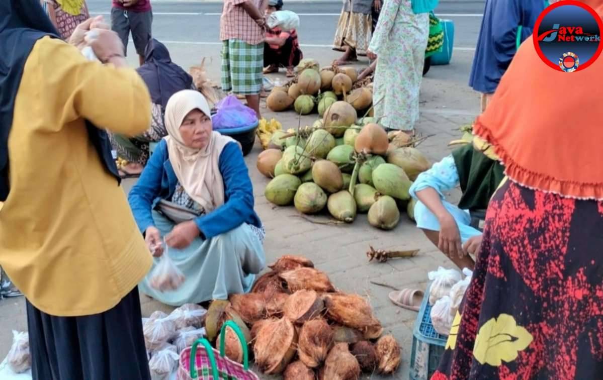 Pedagang Kelapa di Pasar Anom Baru Sumenep 