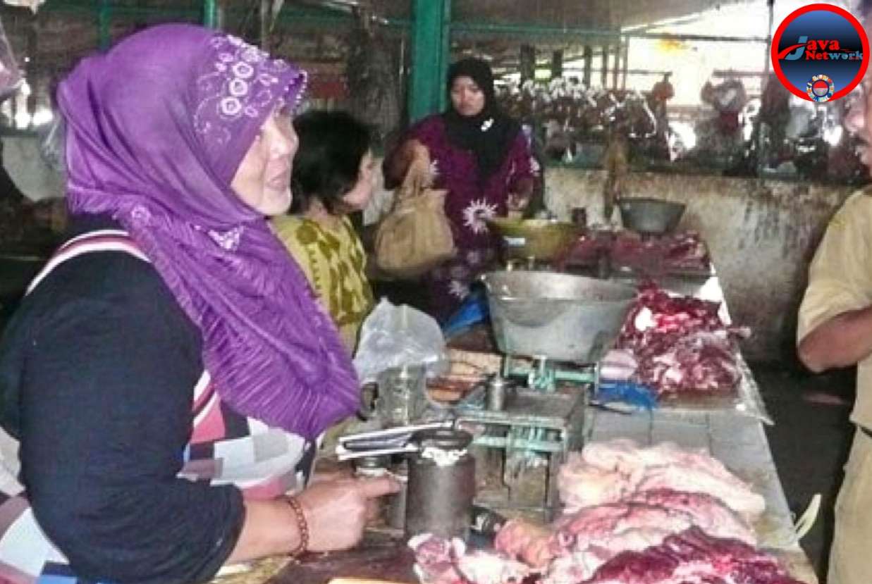 Salah Satu Pedagang Daging Sapi di Pasar Anom Baru Sumenep 