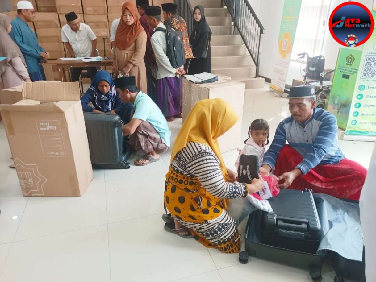 Suasana Jamaah Haji Kabupaten Sumenep Saat Menerima Koper Haji dari Kementerian Agama Sumenep 