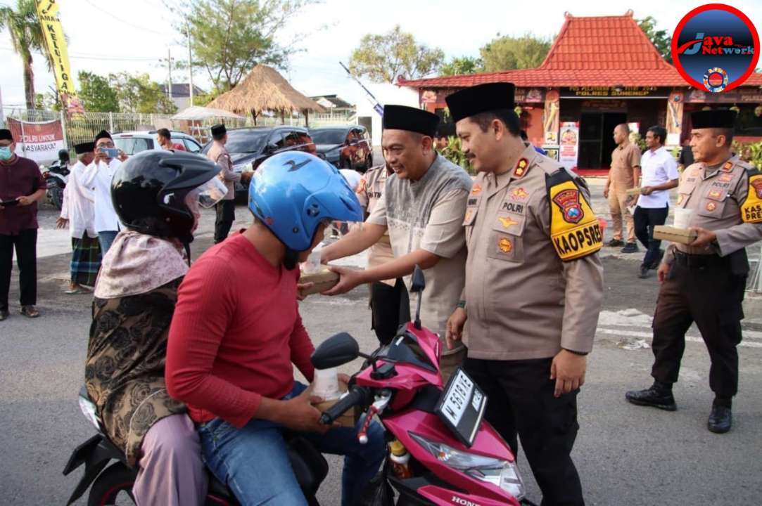 Kapolres Sumenep AKBP Henri Noveri Santoso Saat Berbagi Takjil Dalam Rangkaian OPS Ketupat 2025, Rabu (26/03/2025)
