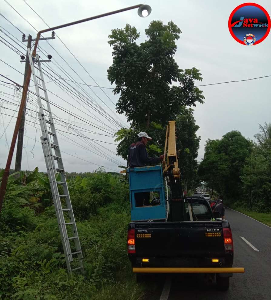 Petugas PJU Disperimkimhub Sumenep Saat Mengganti Lampu Mati di Jalan Raya Desa Paberasan, Kamis (27/03/2025)