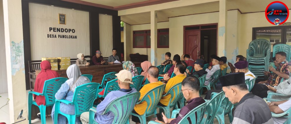 Suasana Rapat Kegiatan PJ Kades Pamolokan Ahmad Zayadi Bersama Ketua RT/RW Seluruh Desa Pamolokan di Balai Desa Pamolokan, Jum'at (28/03/2025)