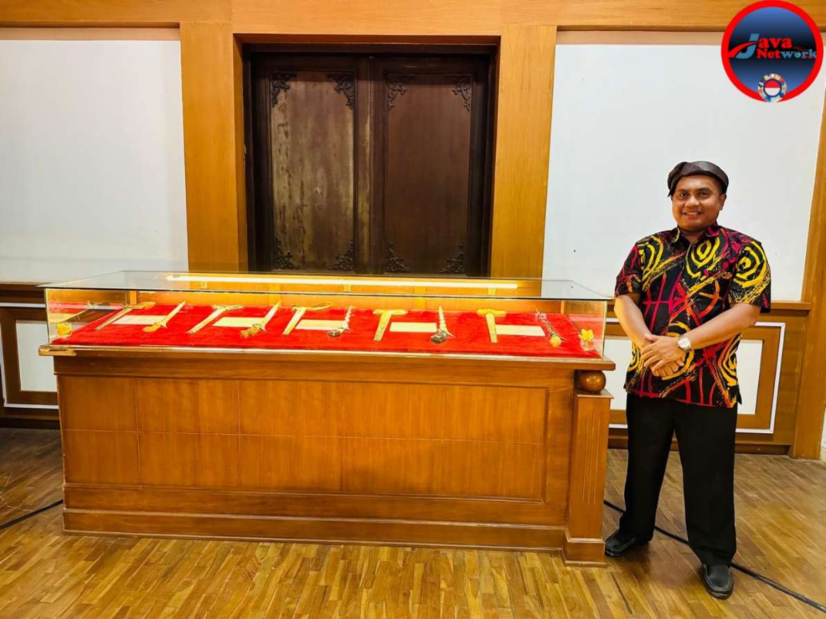 Owner Helmi Art Museum Sera Barat Helmi Saat Berada di Museum Keris Nusantara