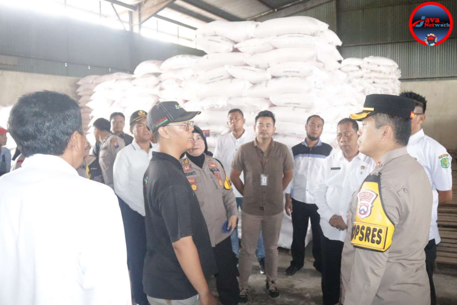 Kapolres Sumenep AKBP Henri Noveri Santoso Saat Bersama Tim Mengunjungi Stok Pupuk Bersubsidi