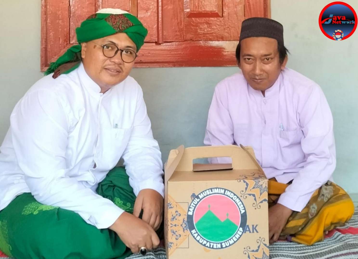 Ketua PC BAMUSI Sumenep Gus Qusyairi Bersama Penerima Bantuan BAMUSI Sumenep 