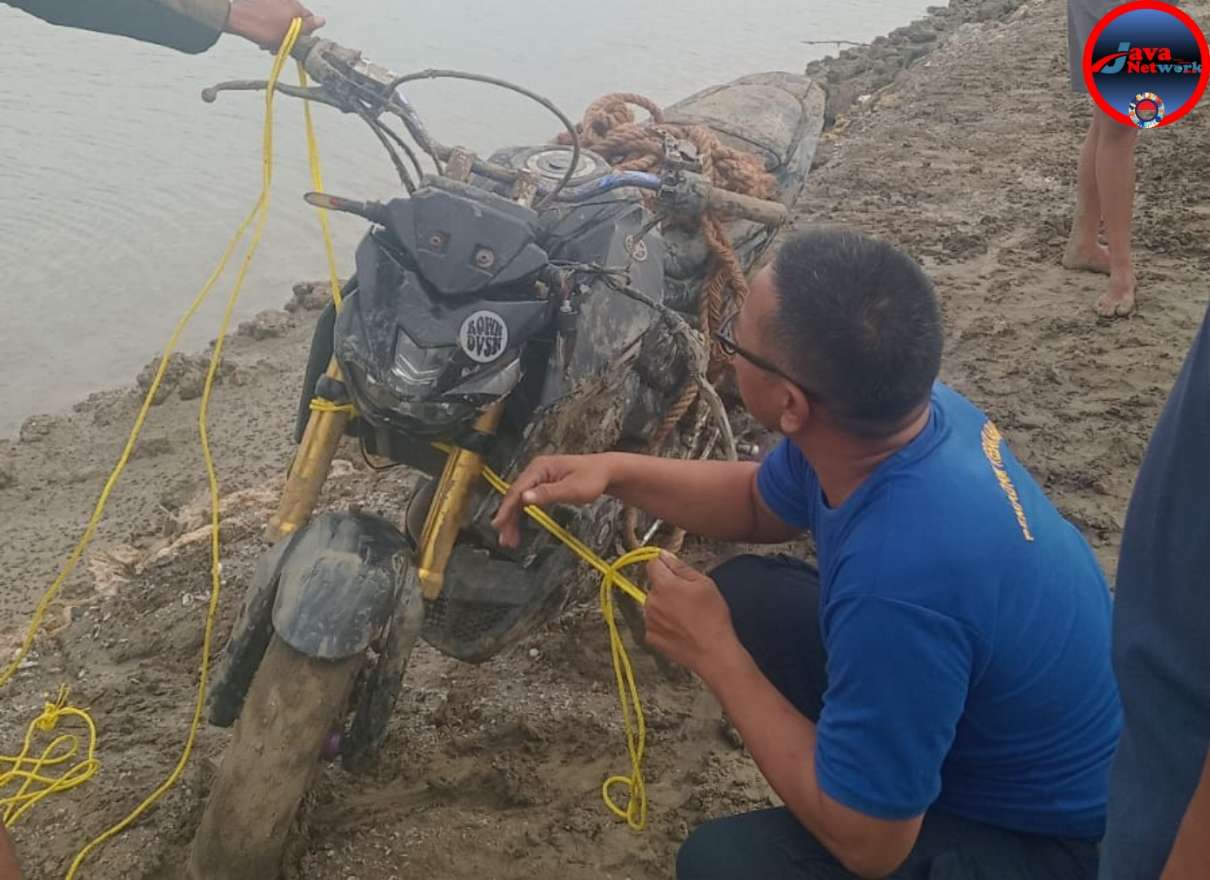 Drama Penyelamatan di Lumpur Pekat: Damkar Sumenep Bantu Evakuasi Motor Terjebak di Pegaraman Gersik Putih