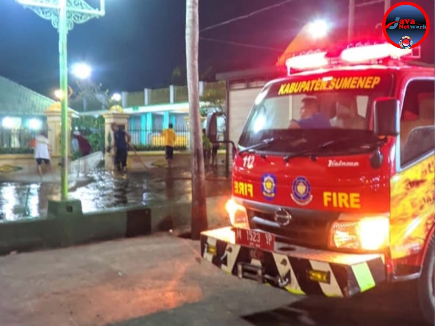 Damkar Sumenep Bersihkan Halaman Masjid Jamik, Pastikan Kenyamanan Ribuan Jemaah Salat Idulfitri
