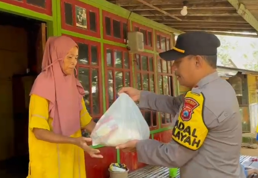 Kapolsek Kangean IPTU Datun Sabagyo, SH saat Memberikan Bantuan Kepada Penerima Bantuan di Desa Angkatan Kecamatan Kangean, Jum'at (28/03/2025)