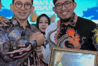 Bupati Sumenep Achmad Fauzi Wongsojudo Saat Menerima Penghargaan Sebagai Tokoh Inspiratif Budaya Dari Menteri Kebudayaan RI Fadli Zon