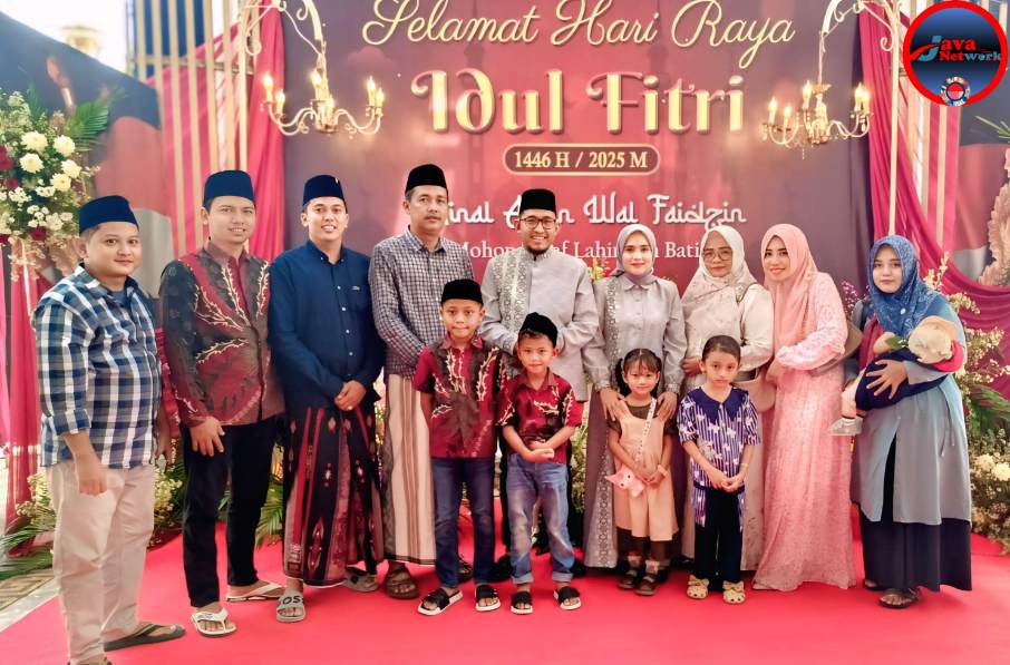 Foto Bersama Bupati Sumenep Achmad Fauzi Wongsojudo Dan Nia Kurnia Fauzi dengan Ketua dan Pengurus PAC PDI-P Kecamatan Kota Sumenep di Acara Open House Digelar Bupati Sumenep, Selasa (01/04/2025)