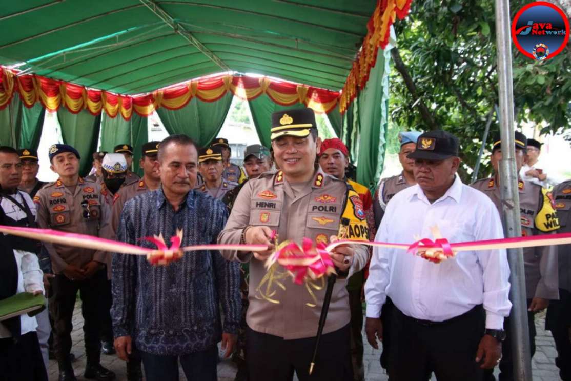 Kapolres Sumenep AKBP Henri Noveri Santoso Gunting Pita Sebagai Tanda Peresmian Rumah Polmas di Pulau Giliraja Kecamatan Giligenteng, Kamis (03/04/2024)